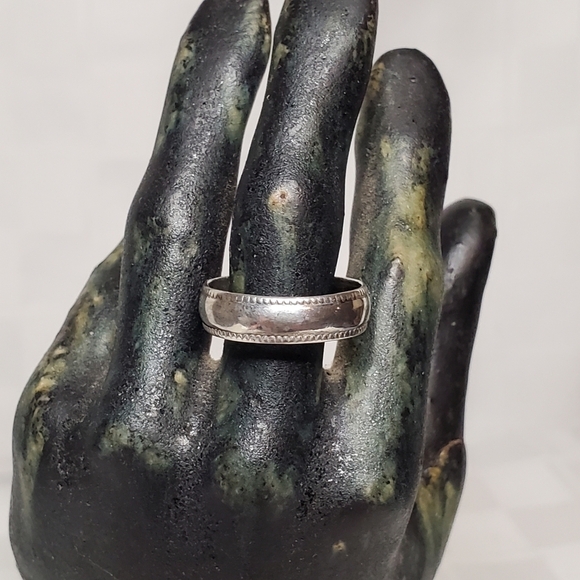 Silver ring - Picture 1 of 2